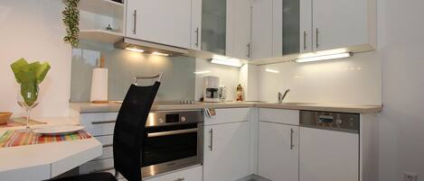 Kühlschrank, Ofen, Herdplatte, Geschirrspüler