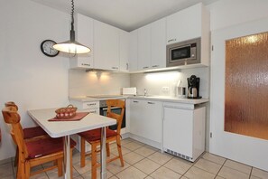 Fridge, oven, dishwasher, coffee/tea maker - Parkblick Apartment 5 - Haus Parkblick (Scharbeutz)