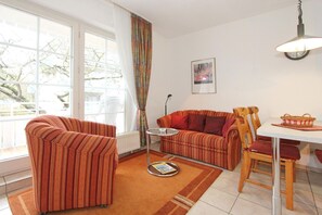 Una televisión, un reproductor de DVD, un reproductor estéreo