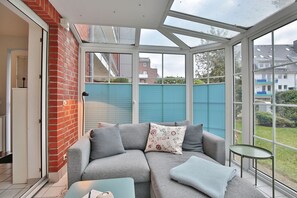 Televisie, een dvd-speler en een stereo