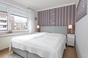 2 bedrooms, iron/ironing board, WiFi