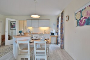 Frigorífico, microondas, horno y lavavajillas