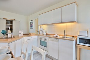 Kylskåp, mikrovågsugn, ugn och diskmaskin