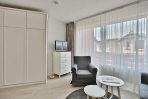 Een televisie en een stereo