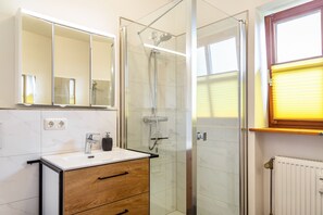 Shower, hair dryer, towels - Comfort apartment with pool, sauna and Wi-Fi (Hauzenberg)