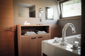 Een douche, een haardroger, handdoeken