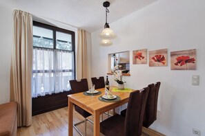 Dining - Apartment "Christina" with Mountain View, Wi-Fi & Balcony (Garmisch-Partenkirchen)