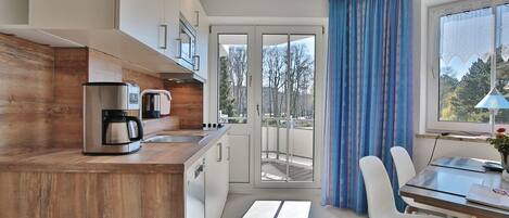 Réfrigérateur, micro-ondes, plaque de cuisson, lave-vaisselle