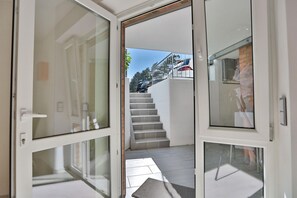 Un interior moderno con un vidrio que da a una escalera.