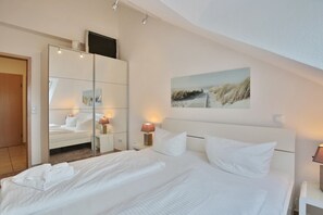 2 bedrooms, iron/ironing board, WiFi