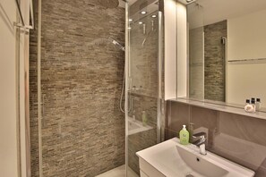 Douche, séchoir à cheveux