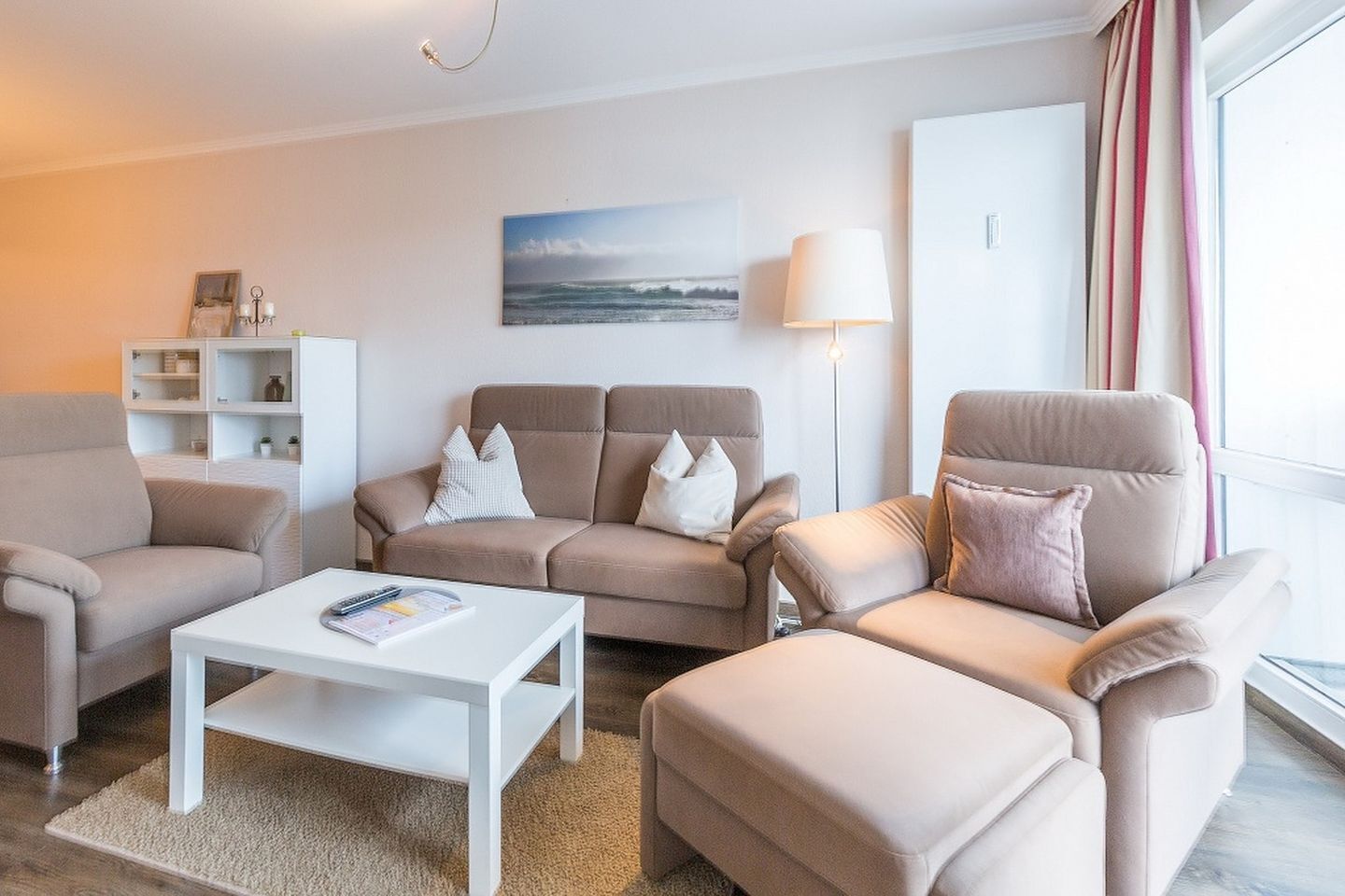 Ein modernes Wohnzimmer mit einer Sofagarnitur, einem Couchtisch und einer Lampe.