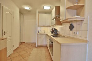 Een koelkast, een oven, een kookplaat, een vaatwasser