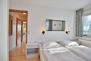 2 bedrooms, iron/ironing board, WiFi