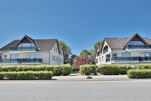 Unclassified image, 4 of 22, button