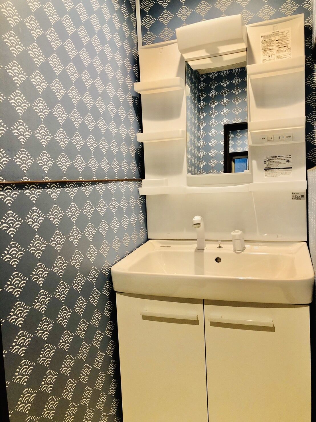 シャワー付き浴槽、ヘアドライヤー、タオル、石鹸