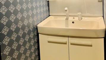 Combined shower/bathtub, hair dryer, towels, soap