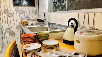 Kühlschrank, Mikrowelle, Herdplatte, Wasserkocher