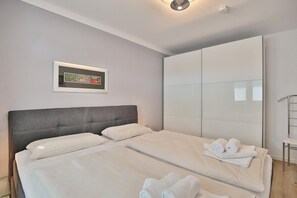 2 bedrooms, iron/ironing board, WiFi