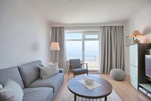 Een televisie, een dvd-speler en een stereo