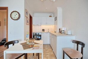 Kjøleskap, ovn, kokeplater og oppvaskmaskin