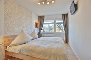 2 bedrooms, iron/ironing board, WiFi