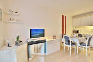 Kühlschrank, Geschirrspüler, Wasserkocher mit Kaffee-/Teezubehör