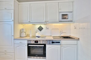 Kjøleskap, mikrobølgeovn, ovn og kokeplater