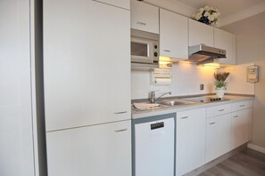 Geladeira, micro-ondas, cooktop, lava-louças