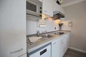 Kjøleskap, mikrobølgeovn, kokeplater og oppvaskmaskin