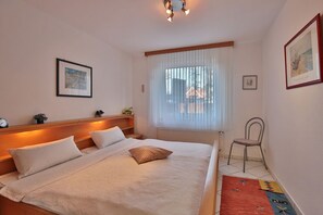 2 chambres, fer et planche à repasser