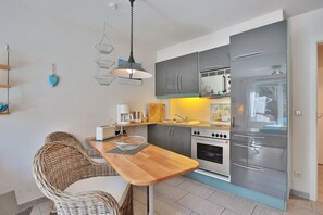 Een magnetron, een oven, een kookplaat, een koffiezetapparaat/waterkoker