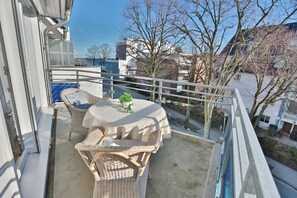 Unclassified image, 5 of 18, button