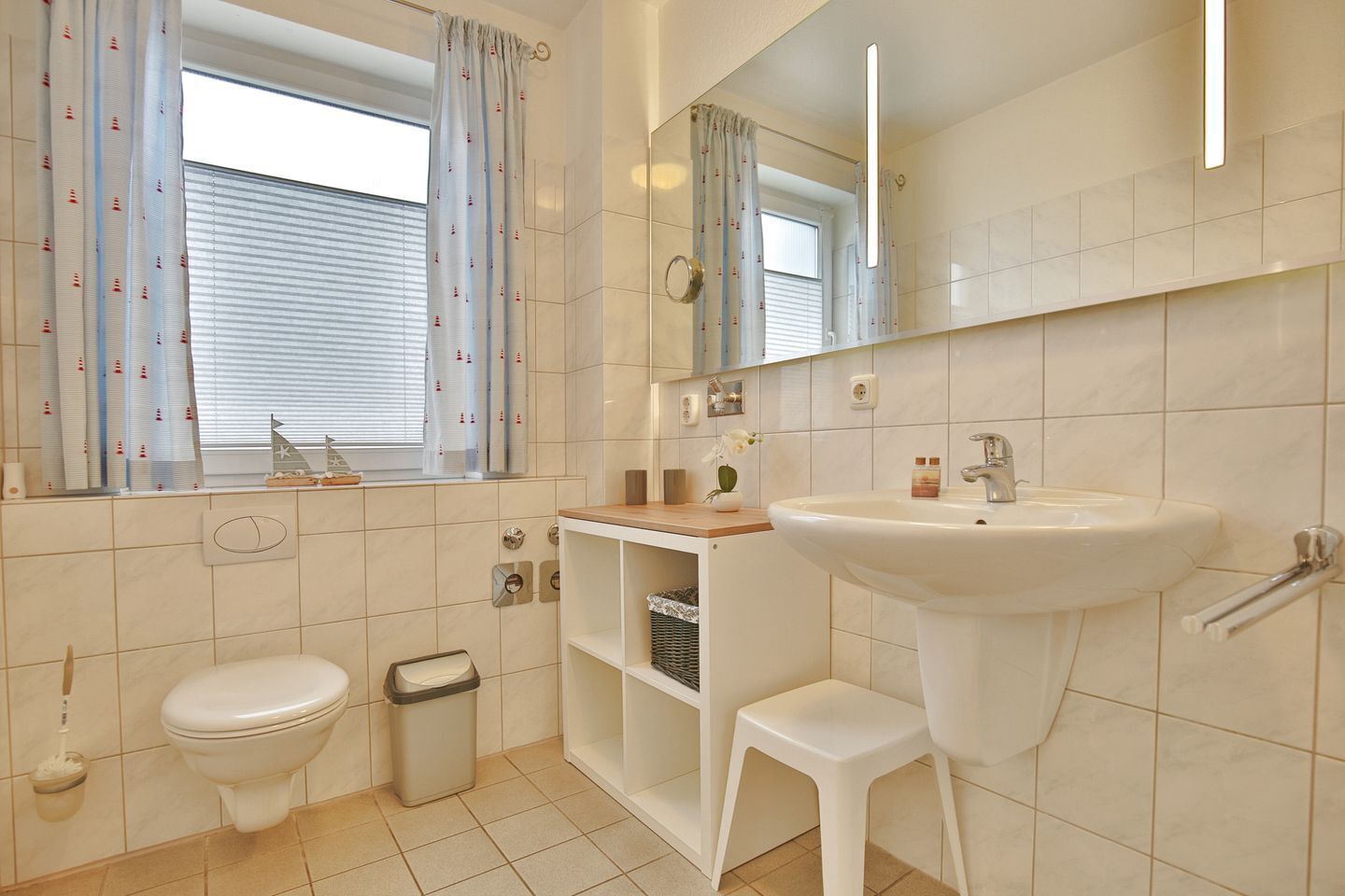 Une salle de bain équipée de toilettes, d’un lavabo et d’un meuble-lavabo.