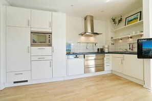 Kühlschrank, Mikrowelle, Ofen, Geschirrspüler