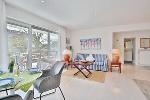 Unclassified image, 4 of 32, button