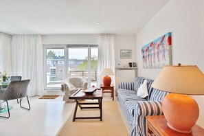 Unclassified image, 2 of 32, button