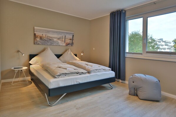 2 bedrooms, iron/ironing board, WiFi