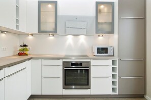 Frigorífico, microondas, horno y placa de cocina