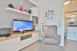 Een televisie, een dvd-speler en een stereo