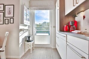 Een magnetron, een oven, een kookplaat, een vaatwasser