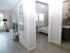 Unclassified image, 2 of 28, button