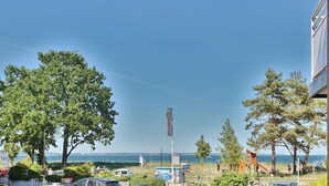 A coastal view with a playground, a parking sign, and a clear sky. - Strandburg Apartment 2 - Strandburg (Scharbeutz)