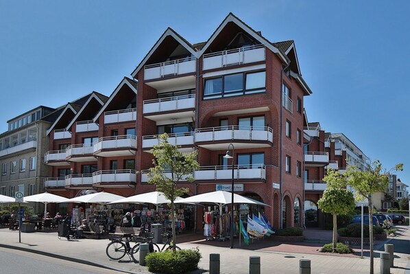 Unclassified image, 1 of 17, button