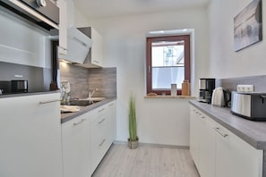 Stovetop, dishwasher, coffee/tea maker, electric kettle