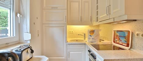Fridge, oven, stovetop, coffee/tea maker