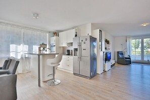 Fridge, oven, stovetop, dishwasher