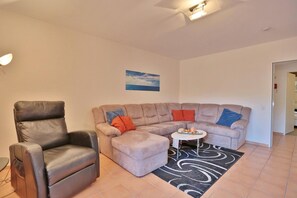 TV, DVD player, stereo - Sandpiper Apartment 2 - Sandpiper (Scharbeutz)