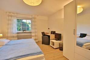 3 habitaciones, escritorio, tabla de planchar con plancha y wifi 