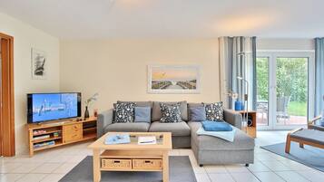 TV, fireplace, stereo